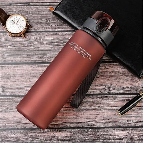 BPA-vapaa 560 ml Juomapullo punainen, vuotamaton ja kevyt