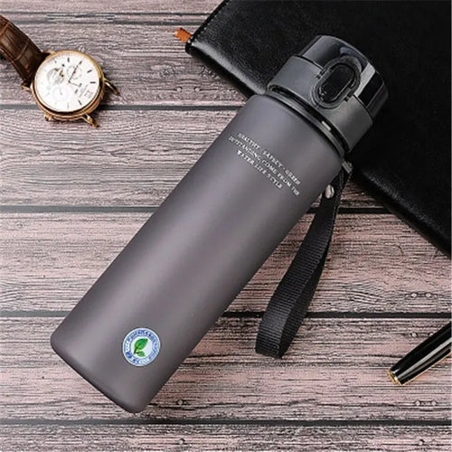 BPA-vapaa 560 ml Juomapullo harmaa, vuotamaton ja kevyt